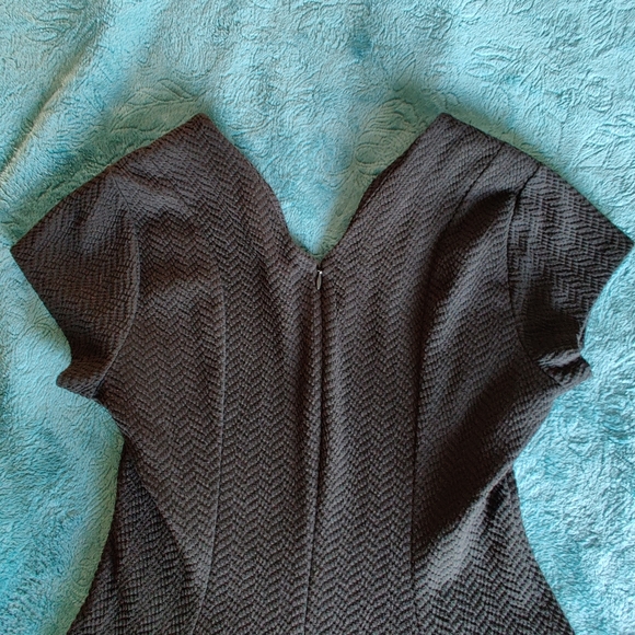 💚 Textured Little Black Midi Dress - Picture 5 of 9